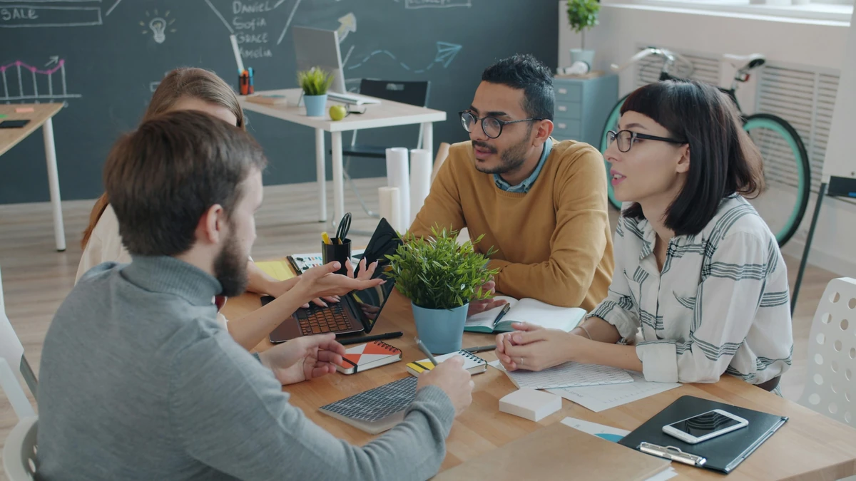 Equipo profesional de agencia de marketing digital colaborando en estrategias creativas