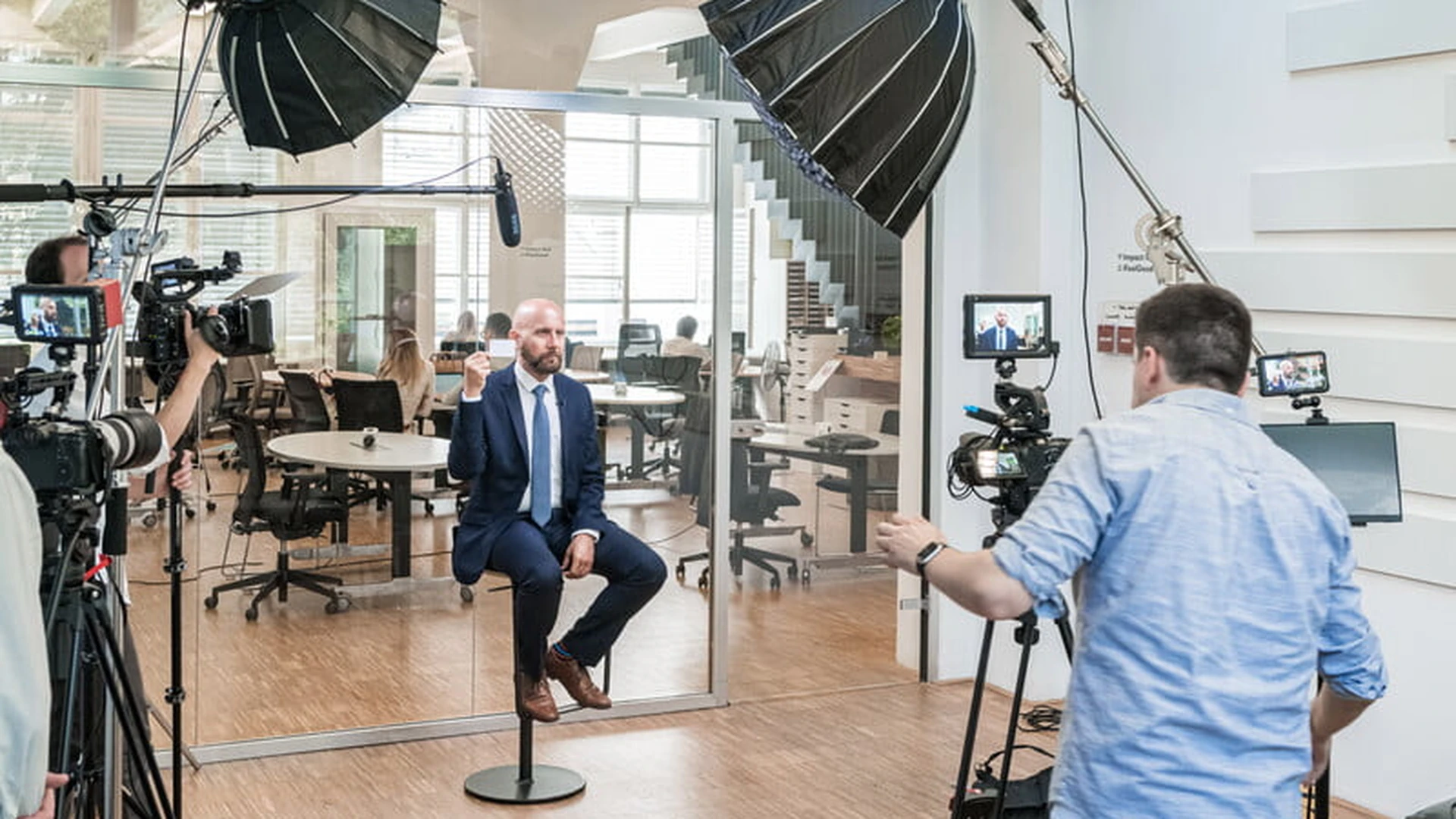 Setup profesional de entrevista con dos cámaras e iluminación profesional para video corporativo