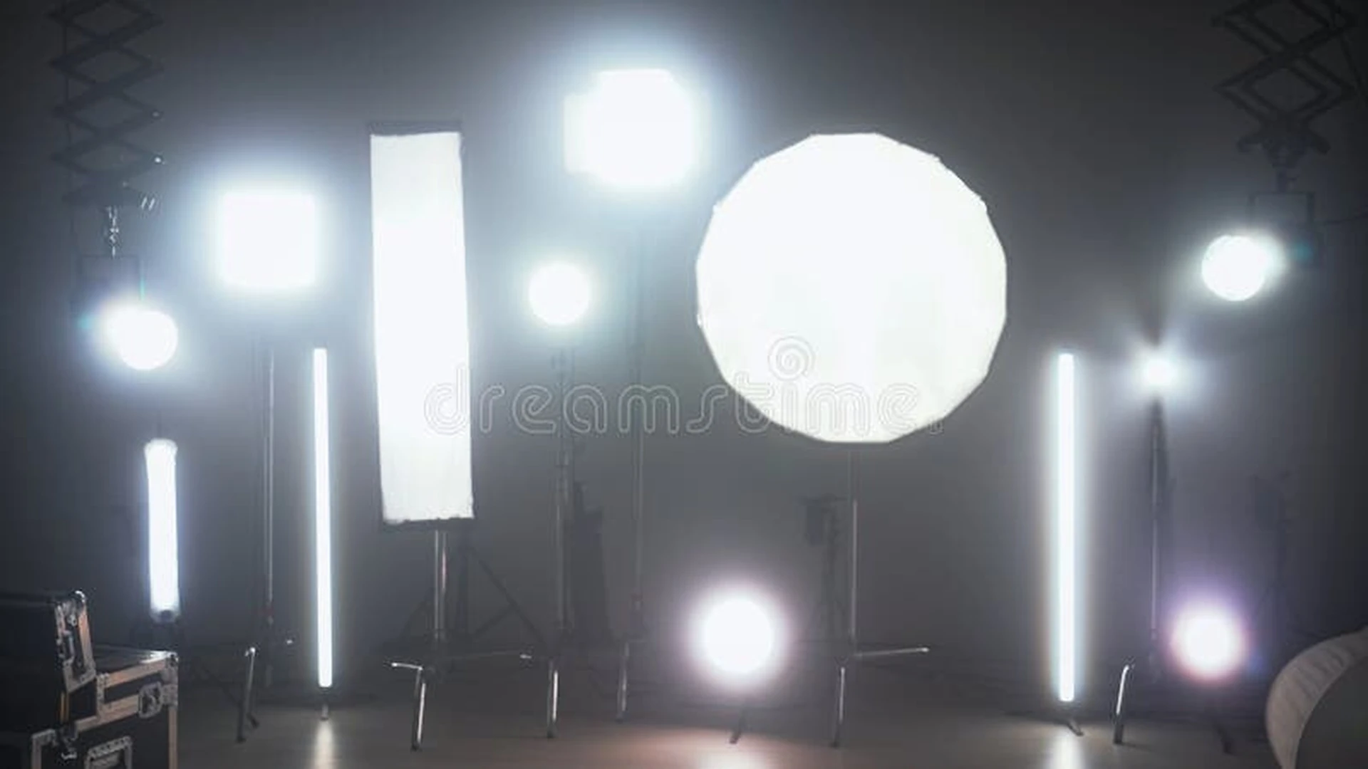 Configuración profesional de iluminación en un set de producción de video